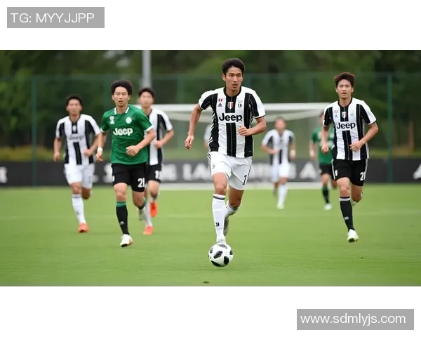 足球明星镜像图片展现球场魅力与运动精神的完美结合